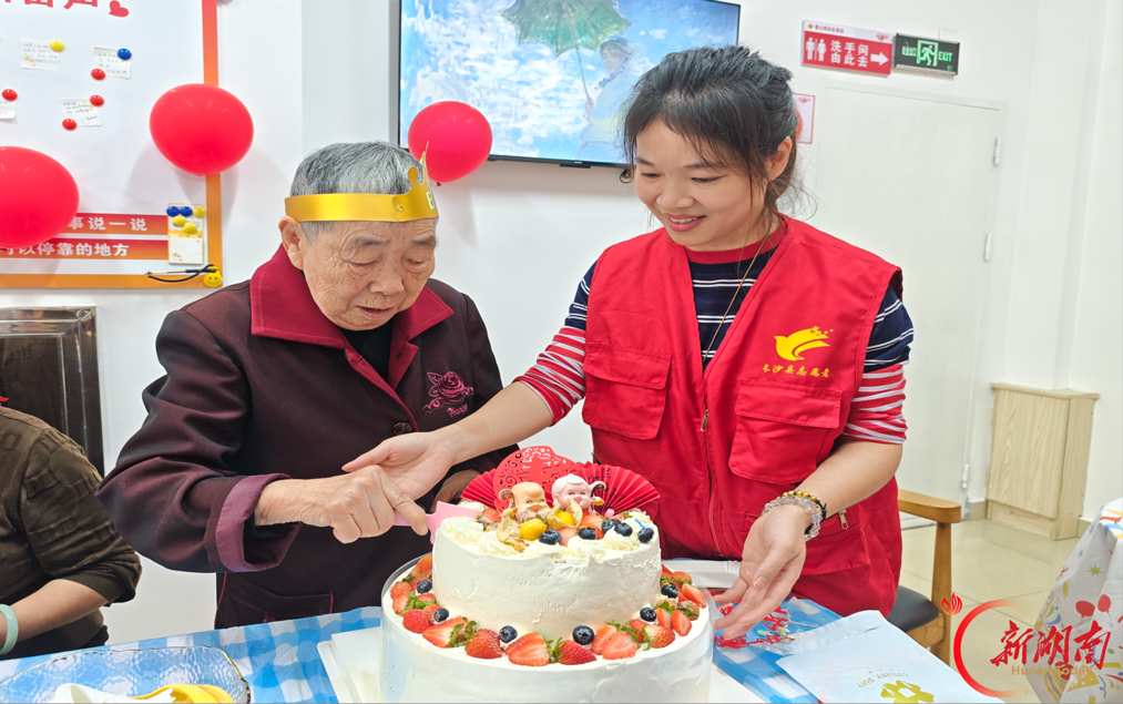 “花”式宠老情意浓，文明实践暖重阳