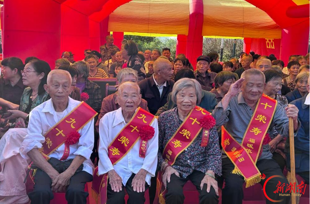 衡山县萱洲镇：村民登台献才艺 贴心服务暖重阳