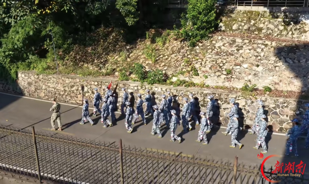 青春正步走丨迷彩映暮色 少年踏歌归——湘潭大学新生军训首日下训掠影