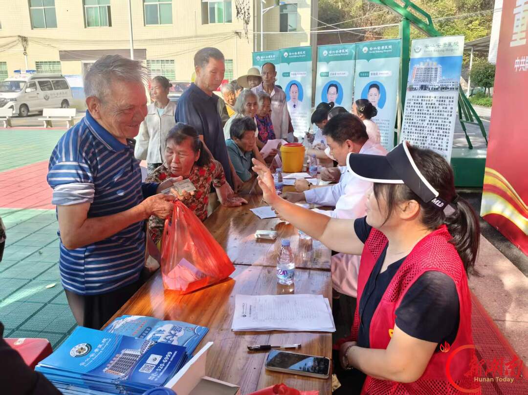 安仁县牌楼乡:重阳送温暖 敬老护桑榆