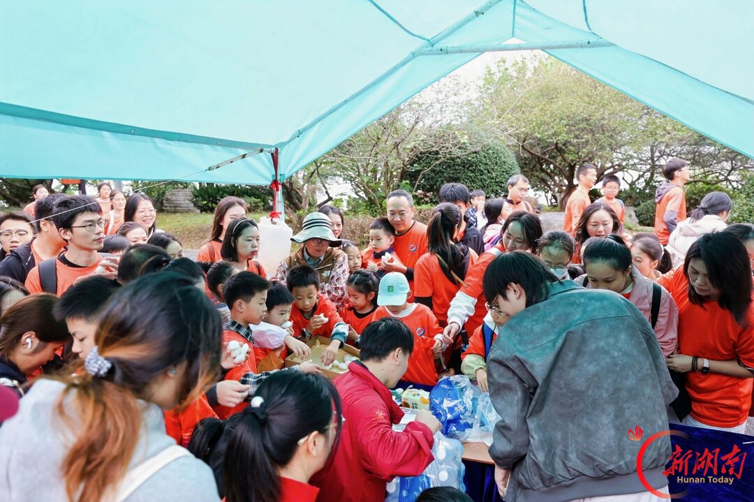 从“小朋友”到“老朋友”,岳阳南湖这场重阳徒步“走”出新花样
