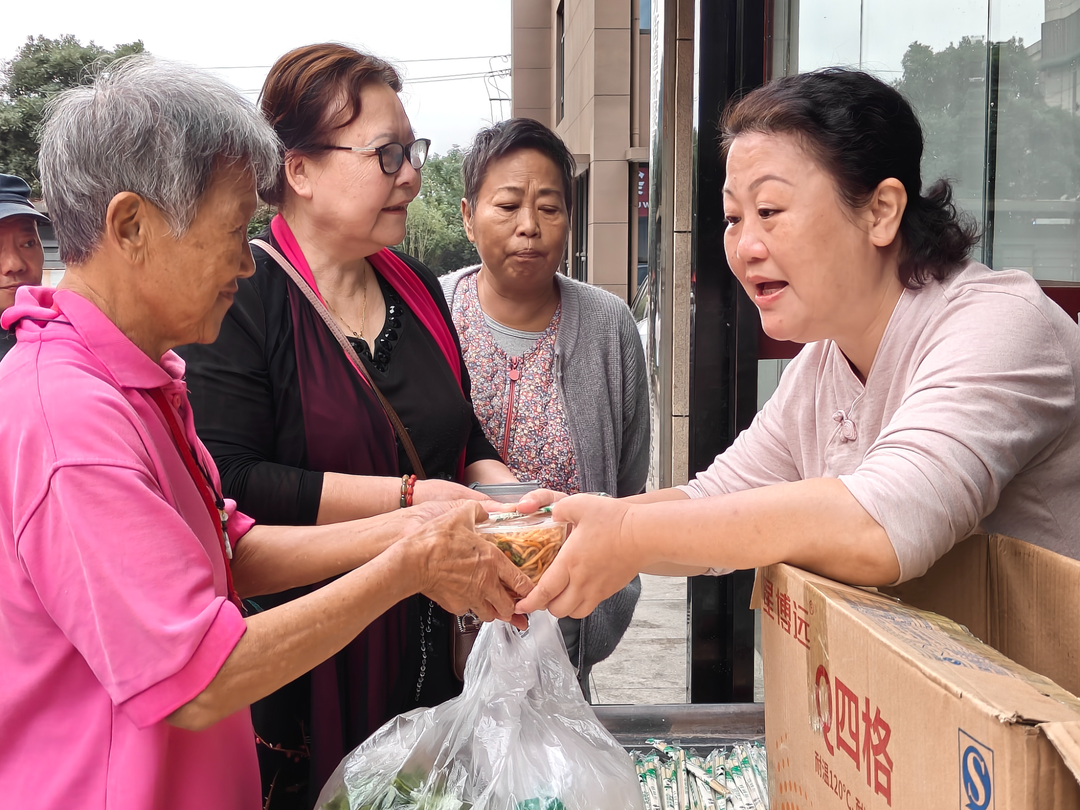雨邻有约传孝善 乐享银龄润童心｜新聚园社区开展 “我们的节日・重阳” 文艺汇演