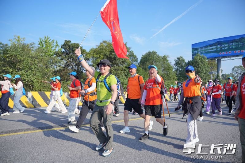 “千人徒步上沩山”点亮周末时光，徒友们用脚步丈量21公里山水画卷