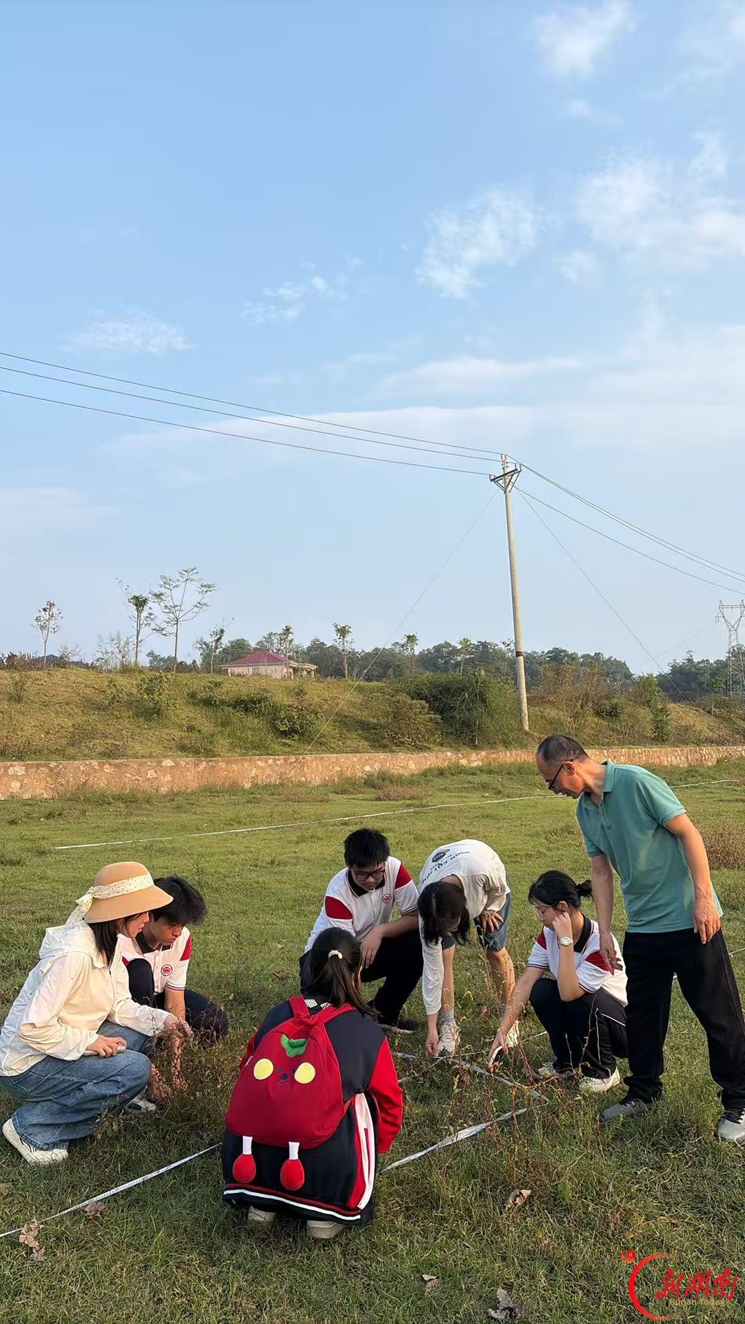 新化县上梅中学生物学课题组开展资江新化段河岸生态调查实践活动