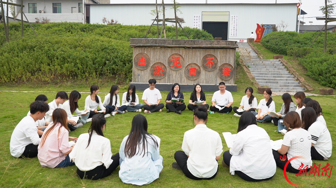 荷塘边来了“大学生主播团”，湖南财工职院把实践课堂搬进常宁荷花里