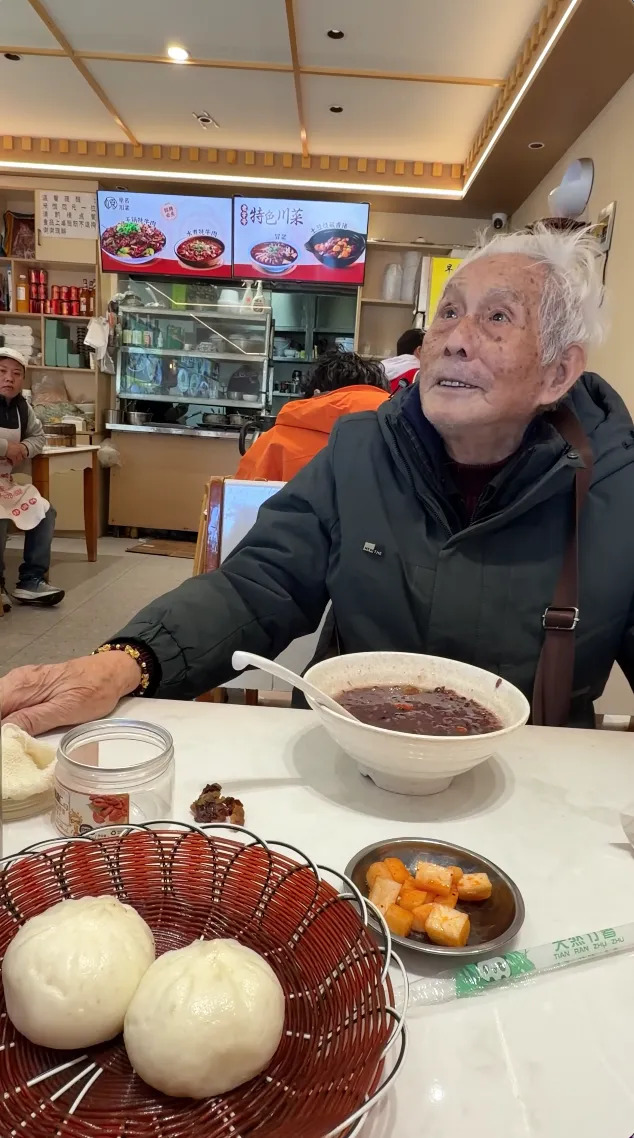 94岁爷爷独闯西藏，自己订车票酒店，他说没高原反应！“硬核”爷爷下个目的地——