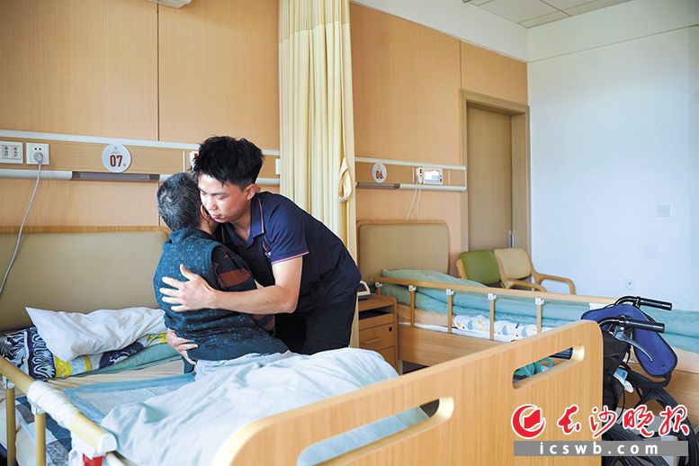 以青春力量守护“生命的黄昏”