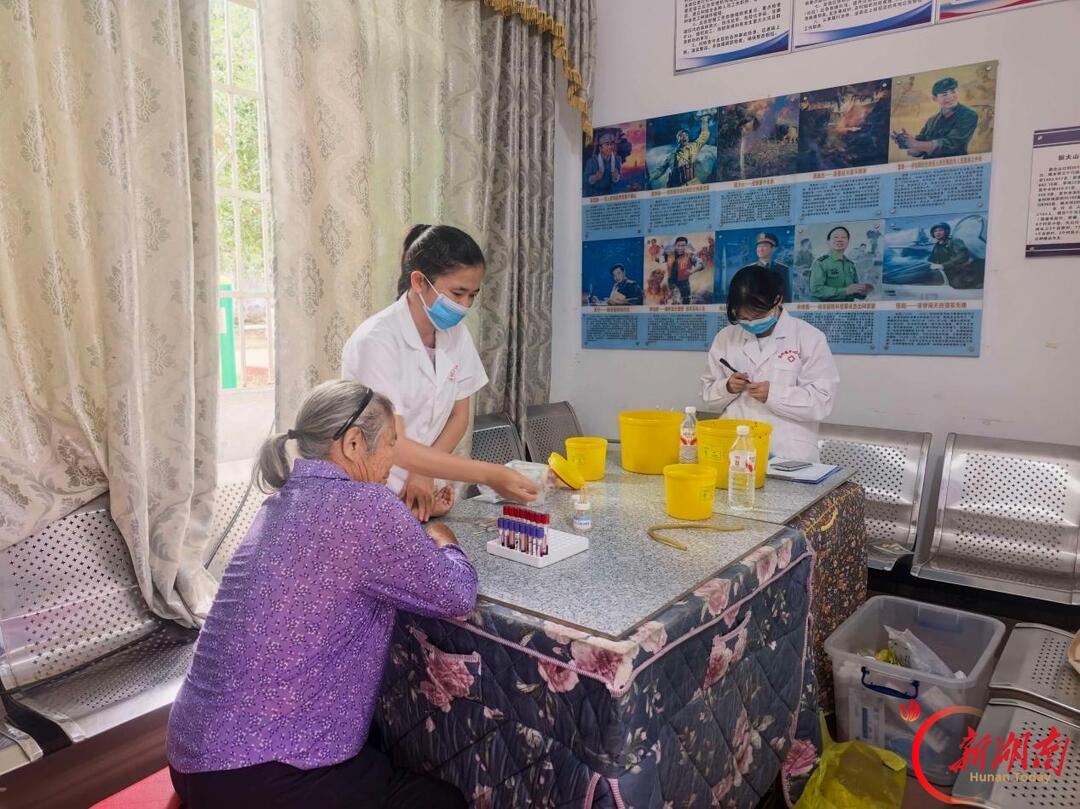 江华县涛圩镇中心卫生院开展重阳节义诊活动