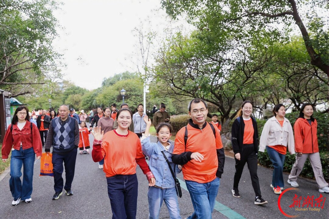 从“小朋友”到“老朋友”,岳阳南湖这场重阳徒步“走”出新花样