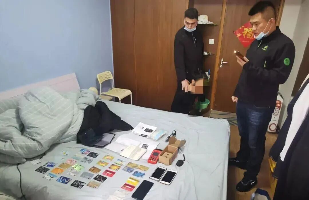 上海一老人被中介哄骗,220万房产只卖70万,病危时躺担架上办过户,法院:撤销房地产买卖合同,并由购房者赔偿相关损失|朝闻法治