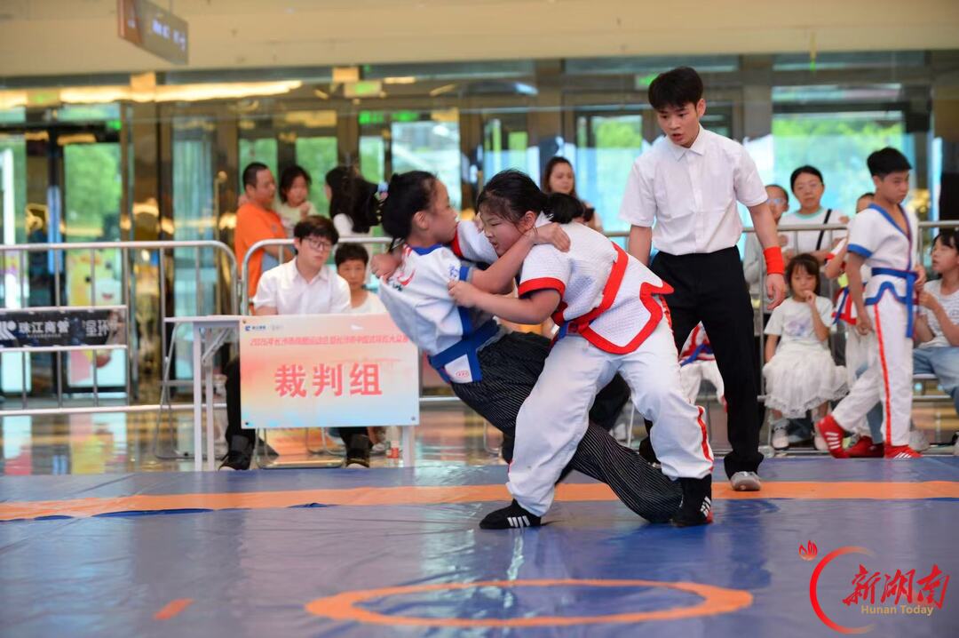 跤场搬进购物中心!2026长沙中国式摔跤大众赛活力开赛,百名跤手商圈秀力量