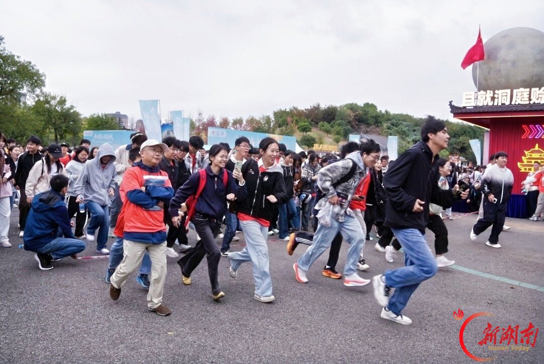 从“小朋友”到“老朋友”,岳阳南湖这场重阳徒步“走”出新花样