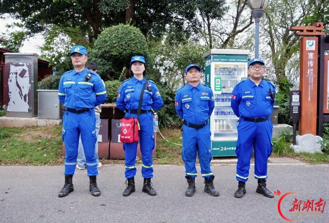 从“小朋友”到“老朋友”,岳阳南湖这场重阳徒步“走”出新花样