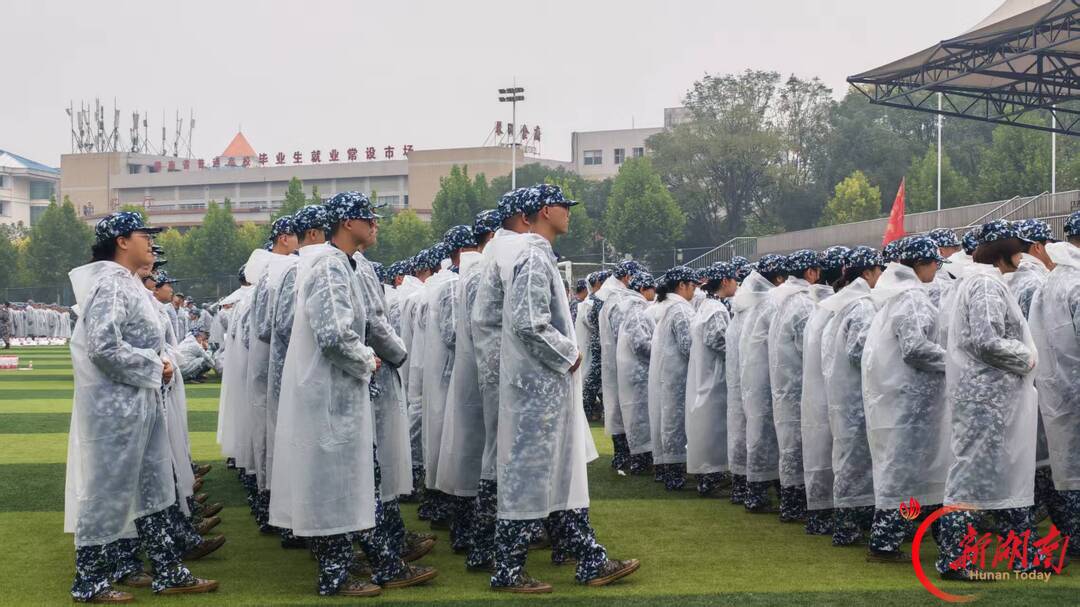 青春正步走丨晴雨之间,青春正当时——湘潭大学2026级新生军训纪实