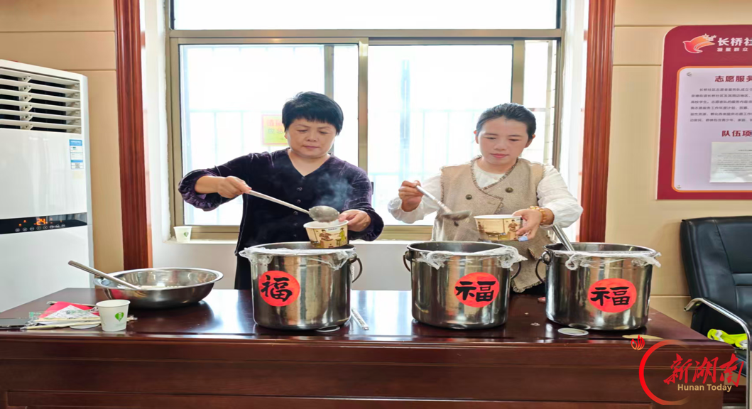 “花”式宠老情意浓，文明实践暖重阳
