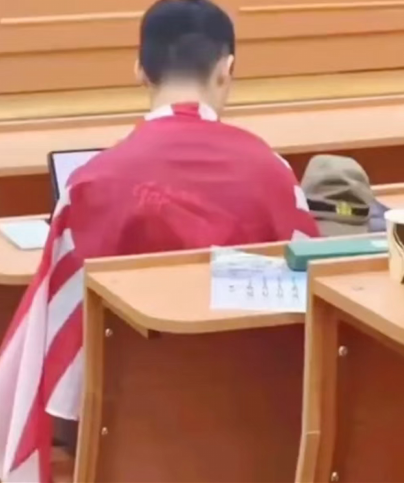 莫斯科大学一中国留学生在课堂身披旭日旗,校方启动调查