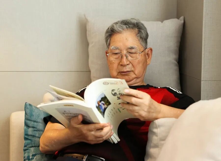 卞毓方：在纸上，添一点光
