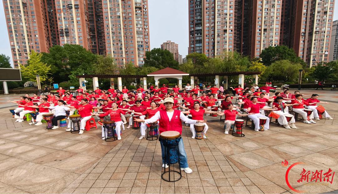 “花”式宠老情意浓，文明实践暖重阳