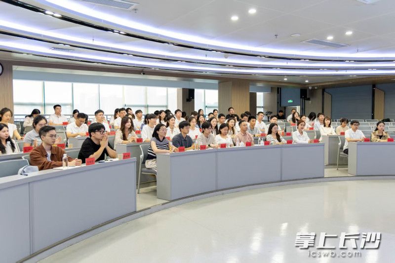 长沙“星斗”工程2026年市直事业单位综合类选拔生岗前培训班结业