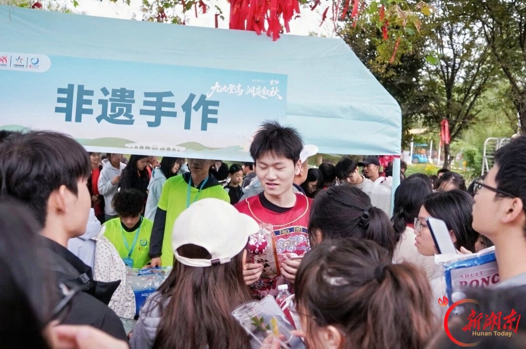 从“小朋友”到“老朋友”,岳阳南湖这场重阳徒步“走”出新花样