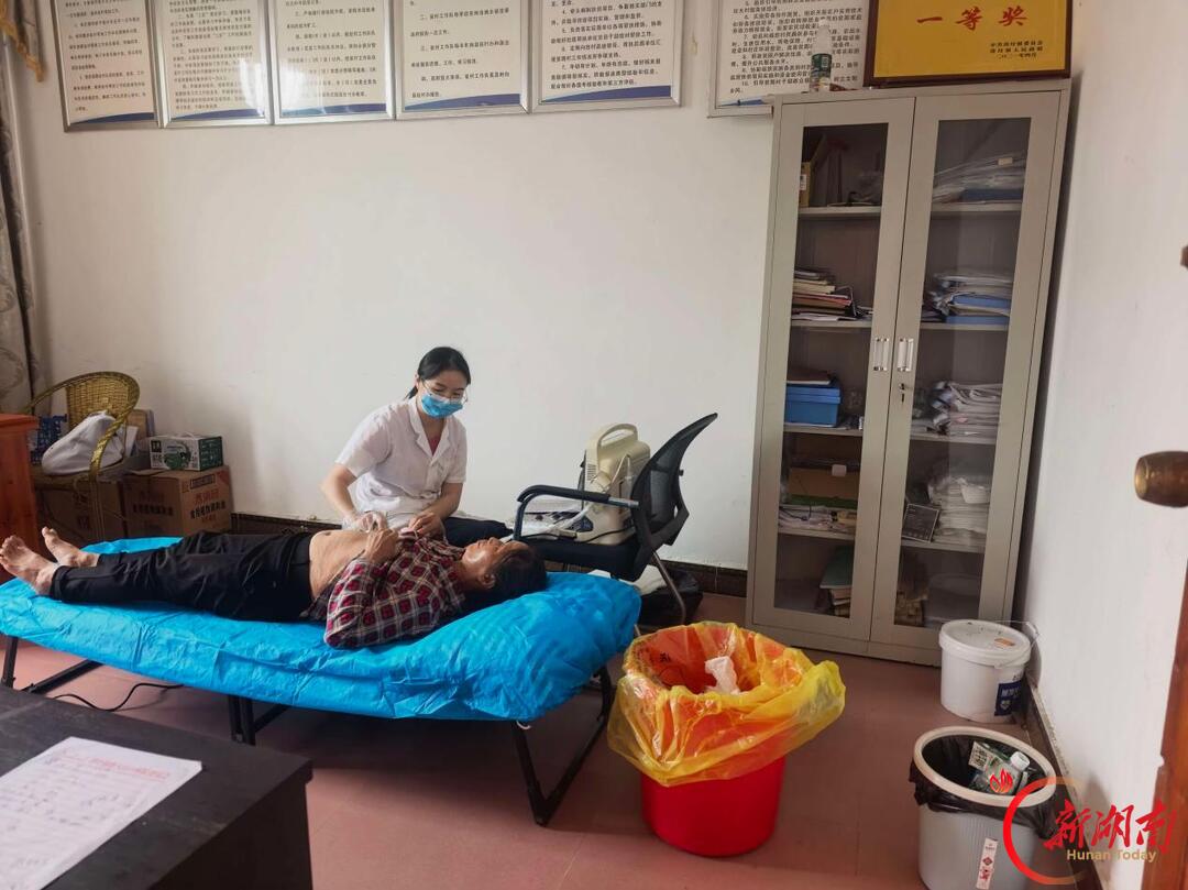 江华县涛圩镇中心卫生院开展重阳节义诊活动