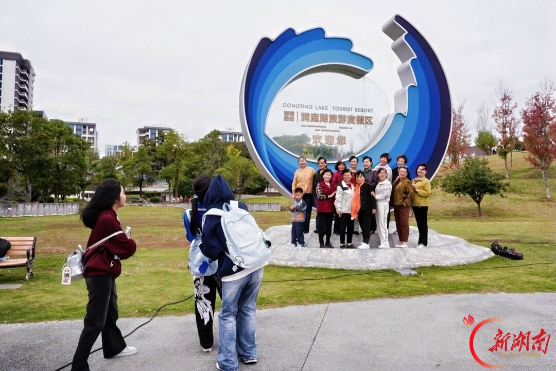 从“小朋友”到“老朋友”,岳阳南湖这场重阳徒步“走”出新花样
