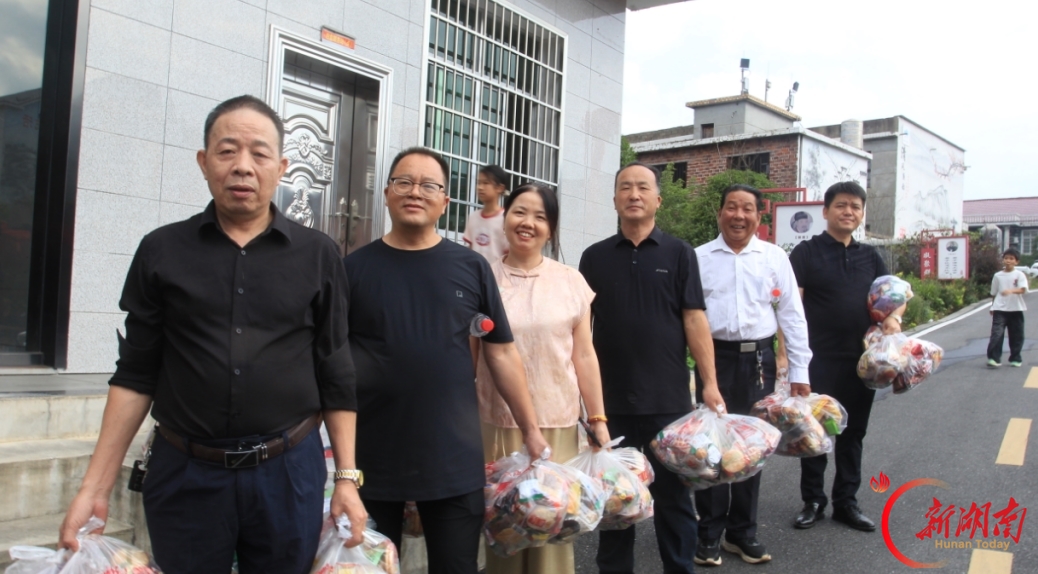省级美丽村庄自力村举行“情暖金秋,爱在重阳”活动
