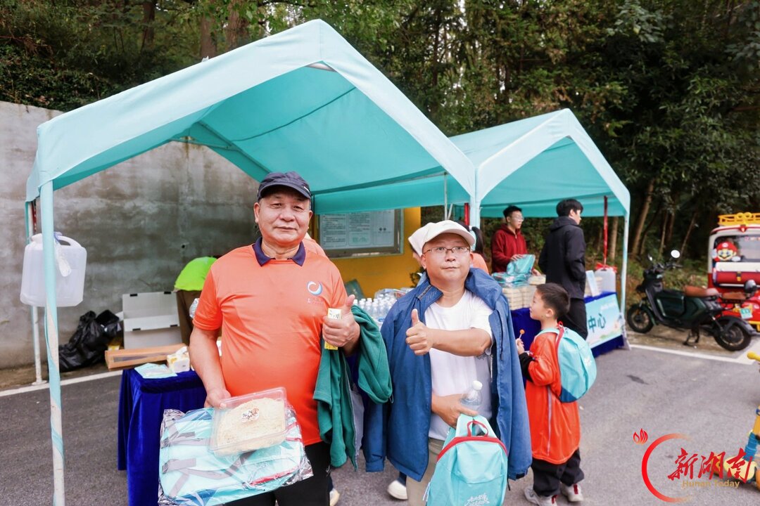 从“小朋友”到“老朋友”,岳阳南湖这场重阳徒步“走”出新花样