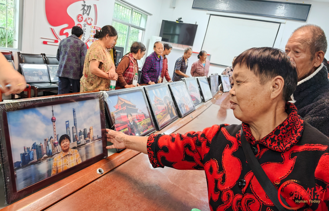 公益摄影暖人心 老人足不出村“同框”天安门