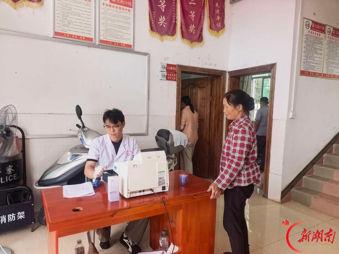 江华县涛圩镇中心卫生院开展重阳节义诊活动