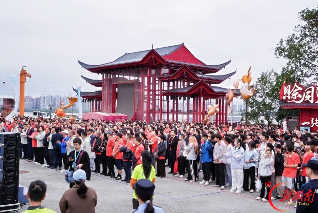 从“小朋友”到“老朋友”,岳阳南湖这场重阳徒步“走”出新花样
