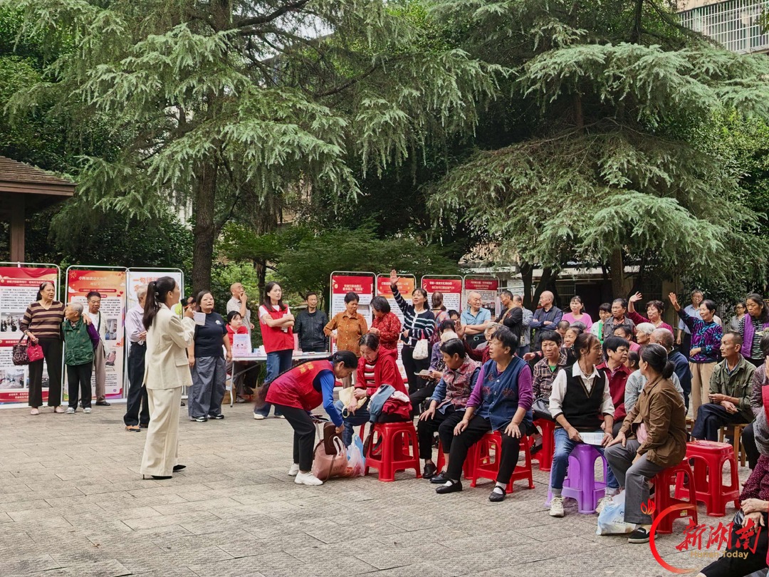 金耐社区党群服务中心举办“爱满金耐·情暖重阳”重阳公益慈善嘉年华