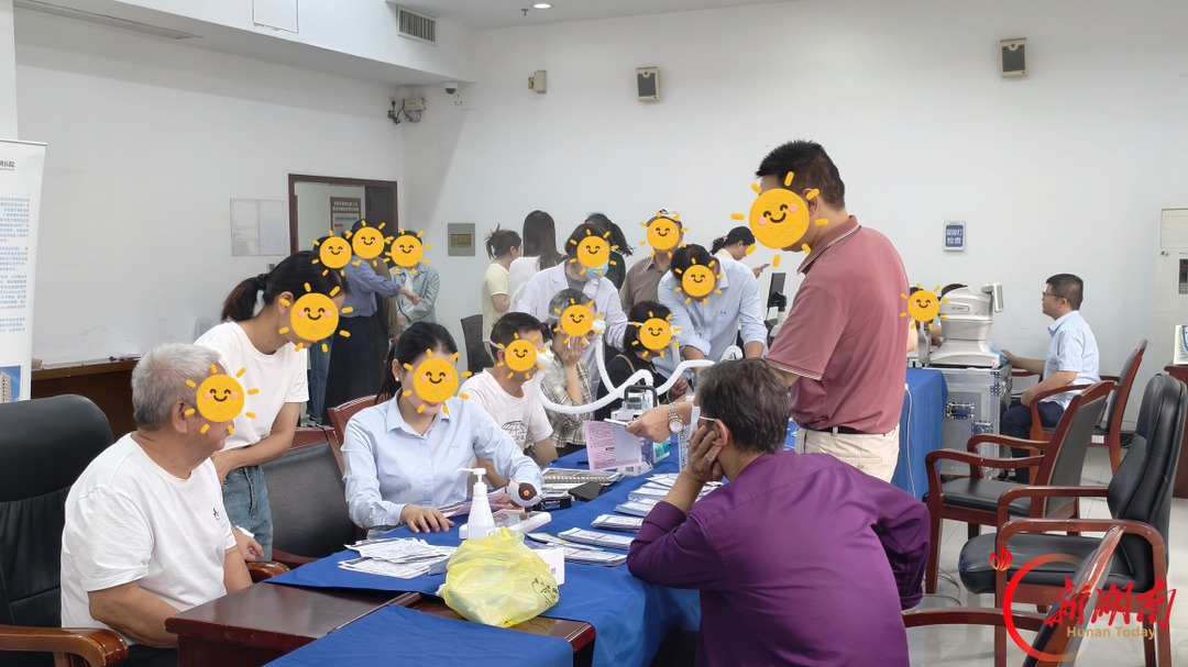 重阳传爱意 慧眼看晚晴 岳阳爱尔眼科医院走进市人社局、市政府开展眼健康公益义诊