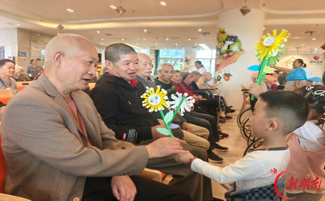 怀化市鹤城区第二幼儿园:重阳敬老润童心 亲子同行暖夕阳