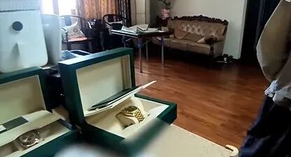 夫妻花67.3万元买两块名表,不挑选不试戴,说不清购买原因,店员果断报警