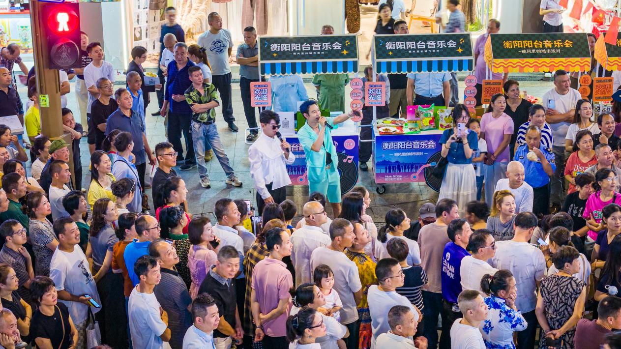 阳台音乐会:街巷舞台点亮城市夜生活