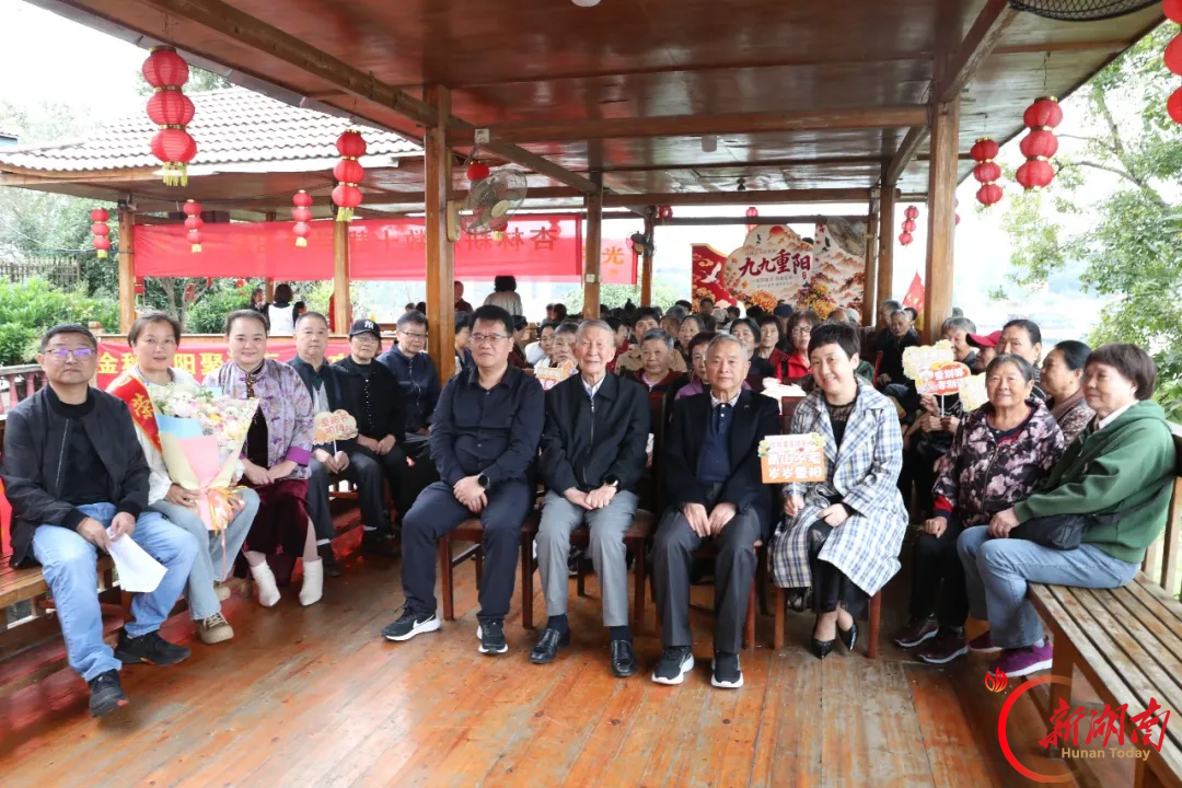 沅陵县人民医院开展2026年敬老月活动暨干部职工荣誉退休仪式