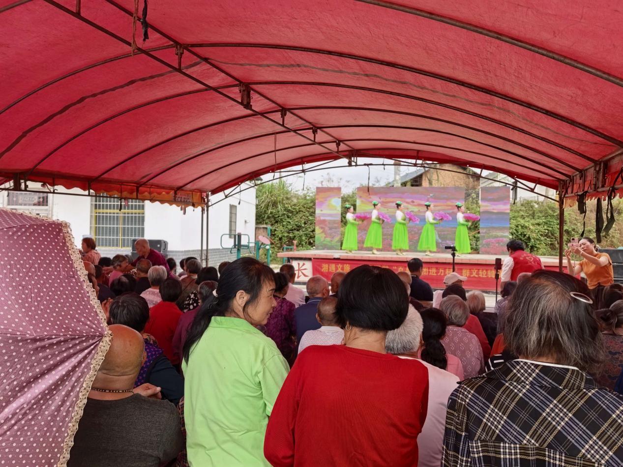 长阳铺镇“送戏下乡·欢度重阳”文化惠民活动走进银仙桥村