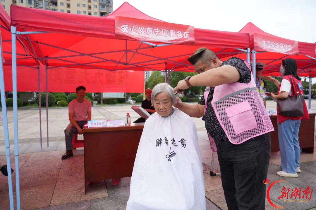 重阳别样过！洪江市便民集市搭台，银发老人登台唱红歌