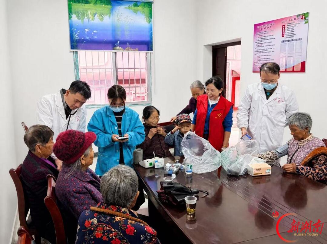 沅陵县深溪口村开展重阳节暖心敬老活动
