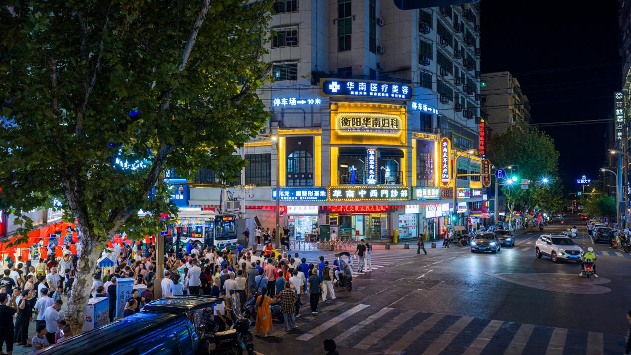 阳台音乐会:街巷舞台点亮城市夜生活
