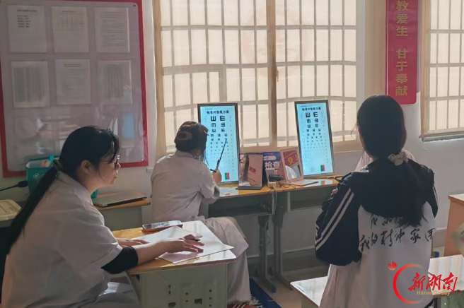 娄底妇幼首站走进娄底一中开展“五健”筛查进校园