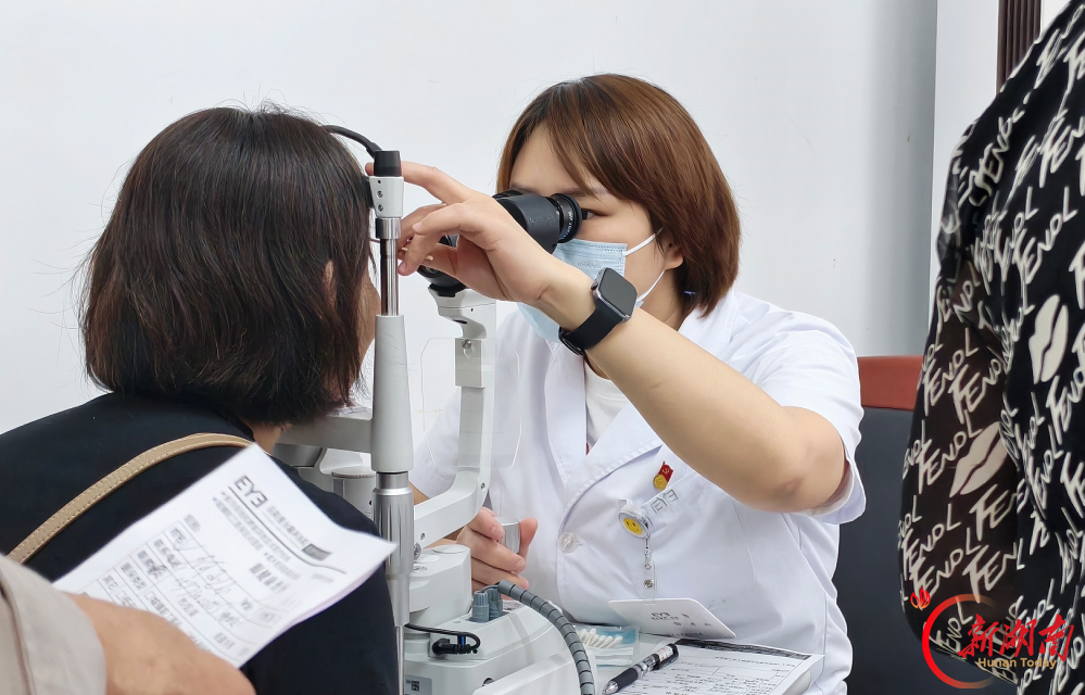重阳传爱意 慧眼看晚晴 岳阳爱尔眼科医院走进市人社局、市政府开展眼健康公益义诊