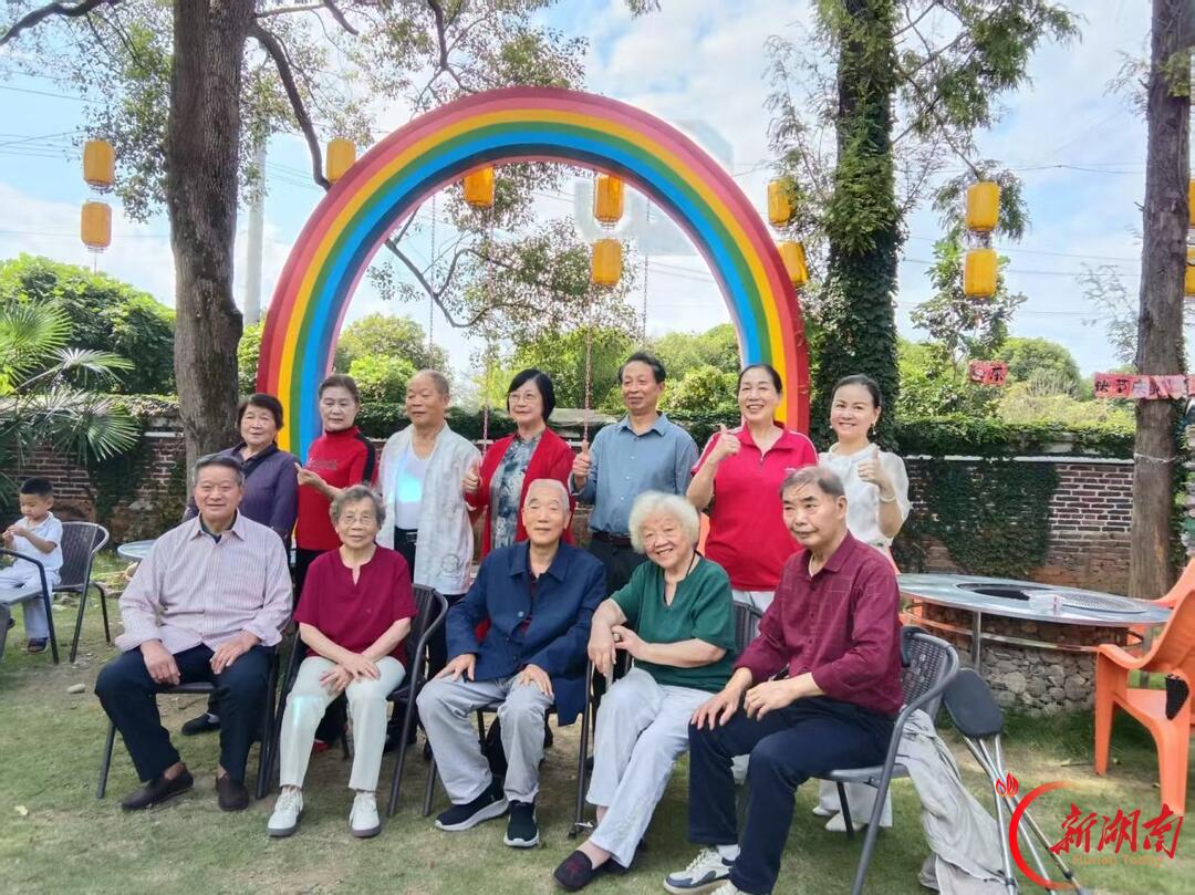 邵阳市资江学校开展重阳节敬老系列活动