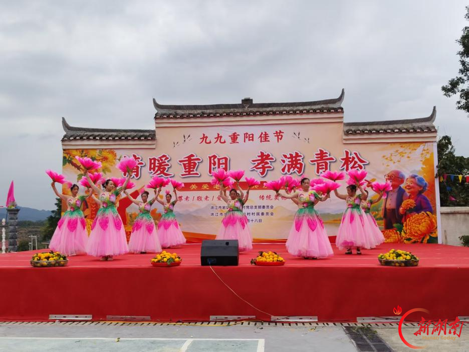 重阳别样过！洪江市便民集市搭台，银发老人登台唱红歌