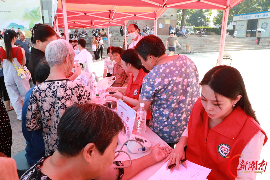 新田县医共体总医院（人民医院院区）参与“孝暖夕阳”公益义诊活动
