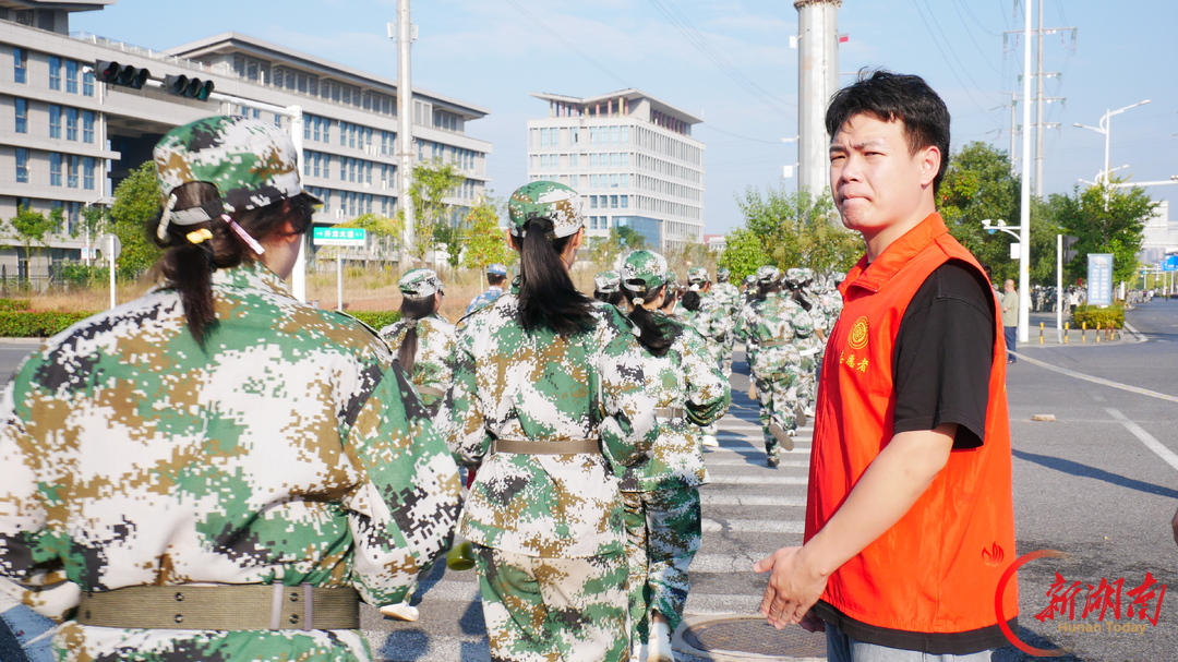 号角吹过是青春!千人迷彩方阵徒步砺练,上好行走思政课