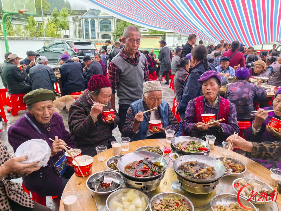 一村一场活动、一村一顿团圆饭！这个乡的重阳宴好热闹~