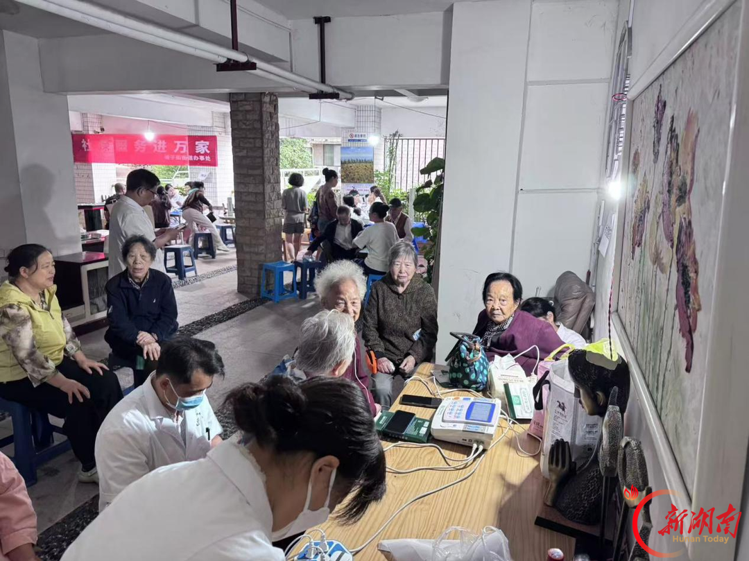 天心区创远社区把免费义诊送到居民“家门口”