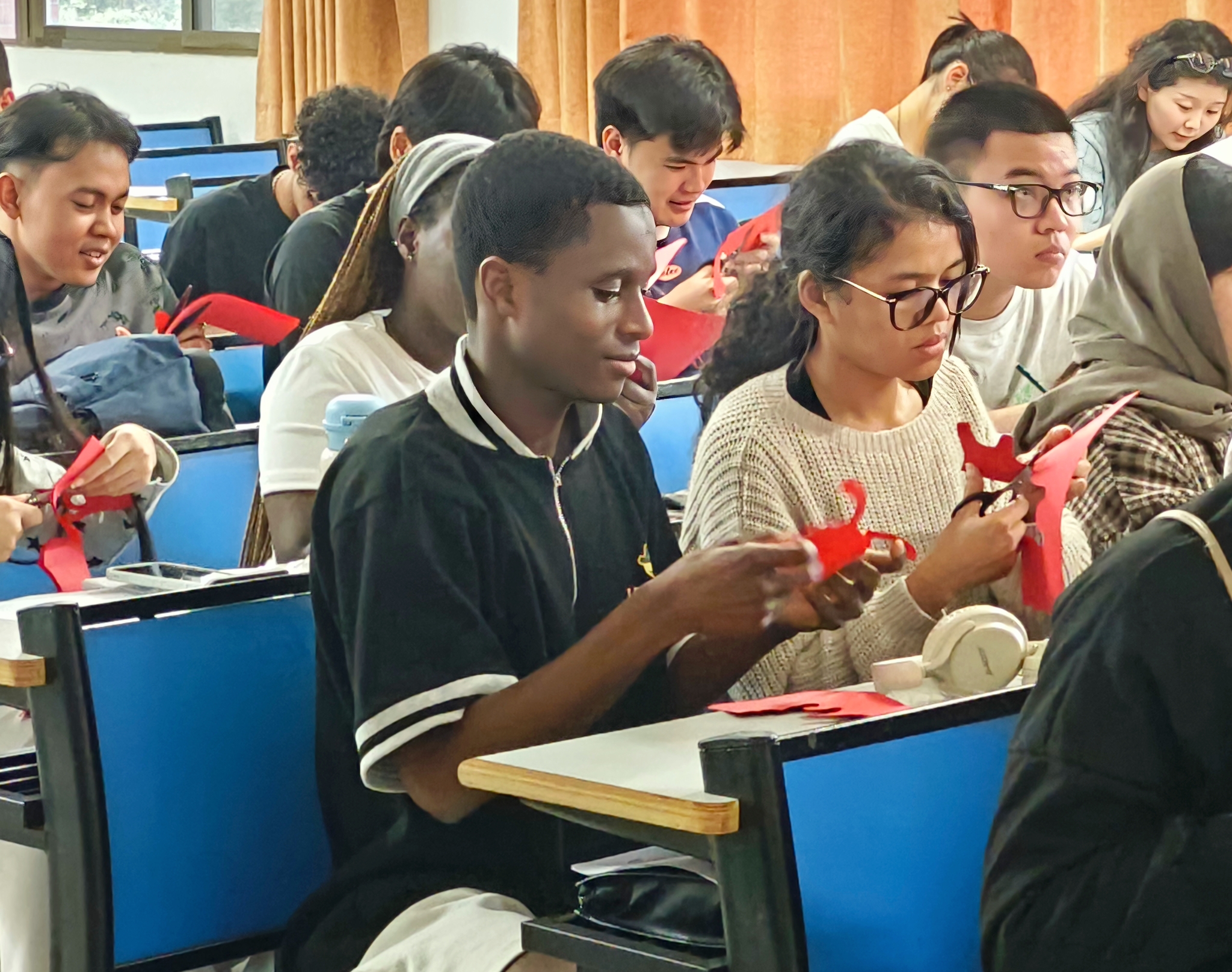 听AI讲好中国故事,看巧手剪出红纸瑞兔——湖南科技大学留学生沉浸式体验生肖文化